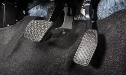 Toyota Corolla Altis tự nhiên bị òa ga